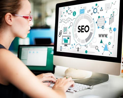 בחורה עובדת אצל קידום אורגני SEO